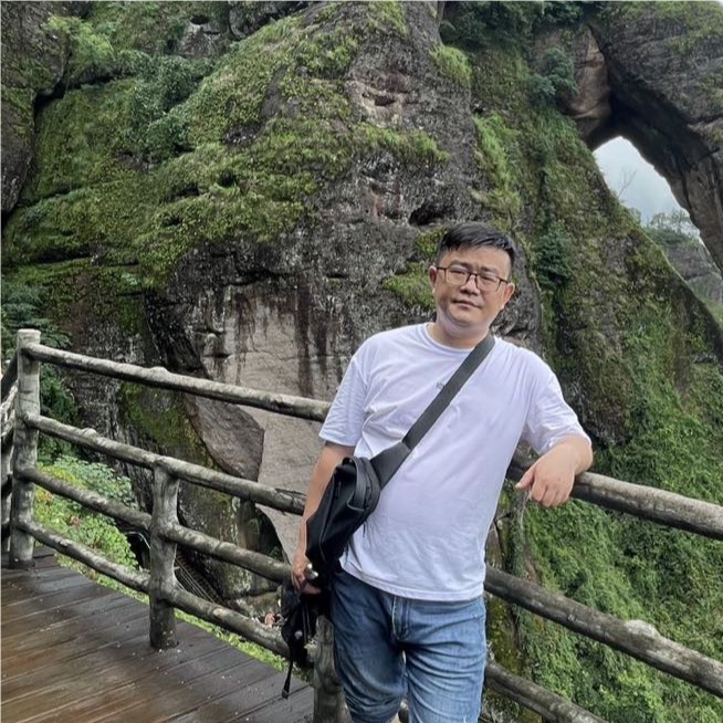 劉錦洪（國瓷紅葉畫院高級(jí)畫師）