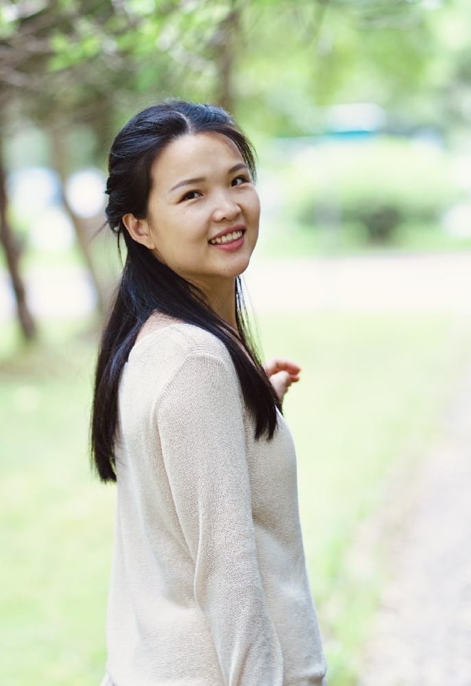 馮佳英（國(guó)瓷紅葉畫院高級(jí)畫師）